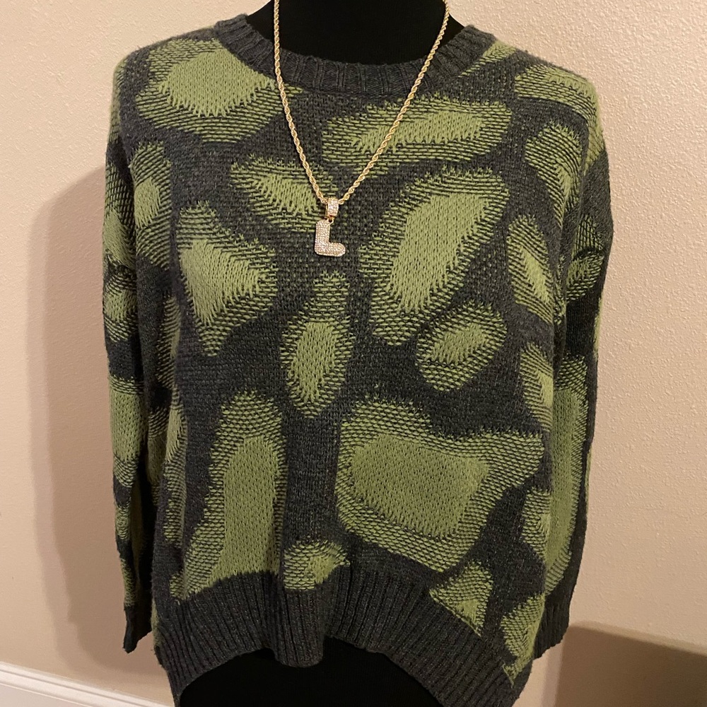 JUNIORS CECICO GRAY AND GREEN HIGH/LOW XTRA LARGE CHEETAH CREW SWEATER SMALL
